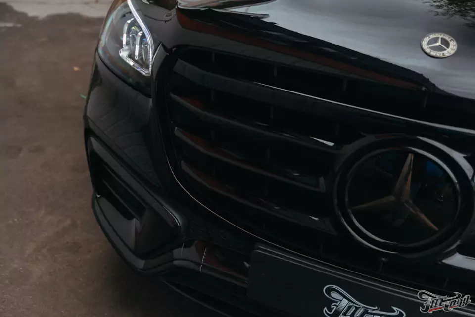 Окрас деталей Mercedes GLS после некачественных работ, оклейка полиуретаном, окрас дисков и суппортов, антихром, комплекс детейлинг-услуг